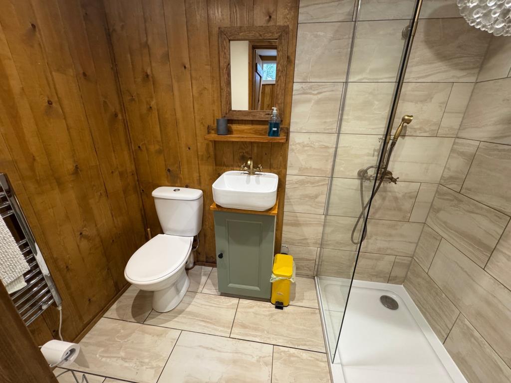 Lot: 43566 - COUNTRY ESTATE COMPRISING 5 BEDROOM MANOR HOUSE, WEDDING VENUE WITH 7 BEDROOM HOUSE, 6 ECO LODGES, 5 COTTAGES, 2 TENNIS COURTS, WORKSHOP AND ANCILLARY ACCOMMODATION - SET IN OVER 20 ACRES - Woodpecker Lodge-shower room